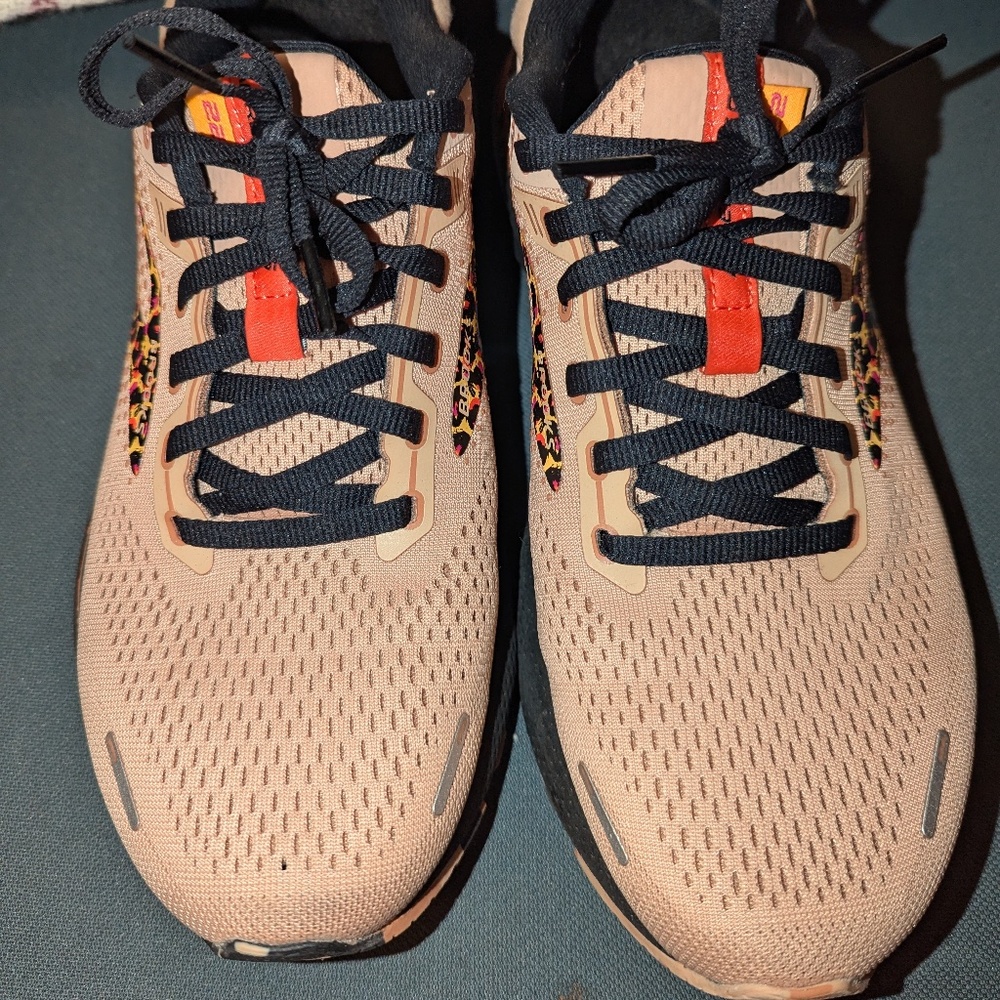 Women’s Brooks Adrenaline GTS 22 Size 9 Run Wild